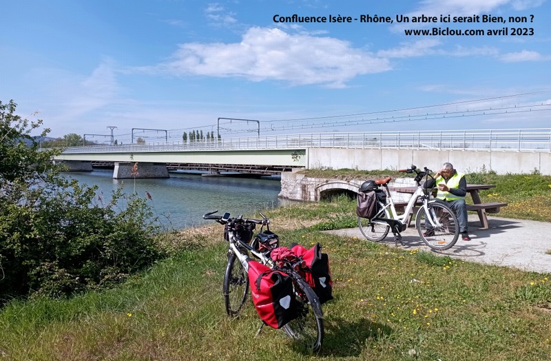 Confluence ; Rhône - Isère sur ViaRhôna : un arbre ou deux serait pas mal , non ?