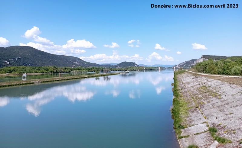 La retenue d'eau juste avant le 1er Barrage de Donzère, de défilé au Fond (Nord)