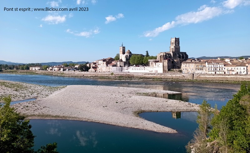 Pont st Esprit, au bord du Rhône, qui a un peu soif (avril 2023)