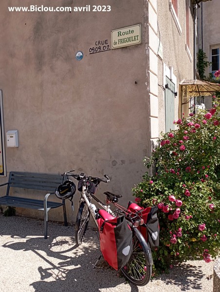 Marque de crue dans ce village du Gard , qui présentement .. a soif ! 