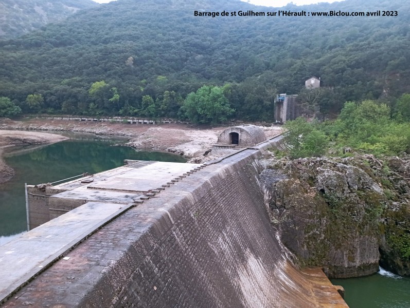 Barrage de saint Guilhem le désert sur le fleuve Hérault