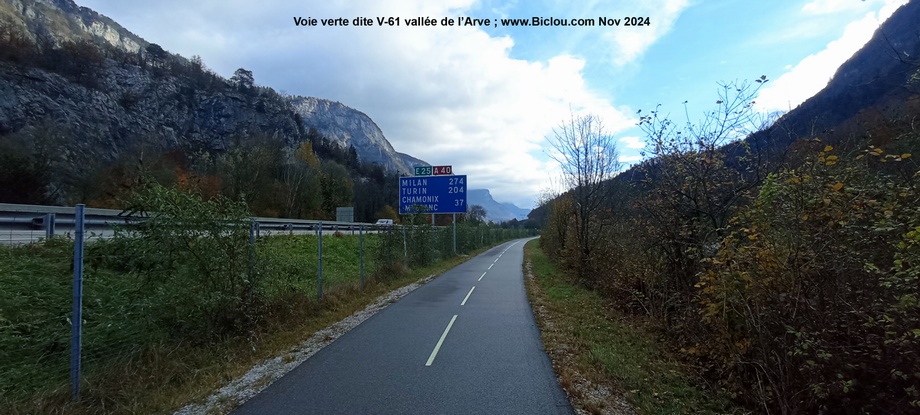 La vélo route dite V-61 en vallée d'Arve , tangente l'autoroute A 40 entre les murs de la montagne