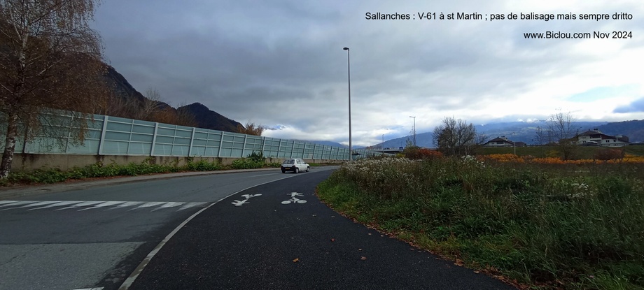 Sallanches ; V-61 pas de balisage mais marquage au sol voie verte droite autoroute : sempre dritto ..