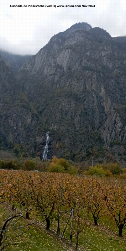 Et depuis la vallée du Rhône on revoit l'endroit où nous étions qlq minutes auparavant : Le Trient termine en Cascade de Pisse-Vache (Valais)