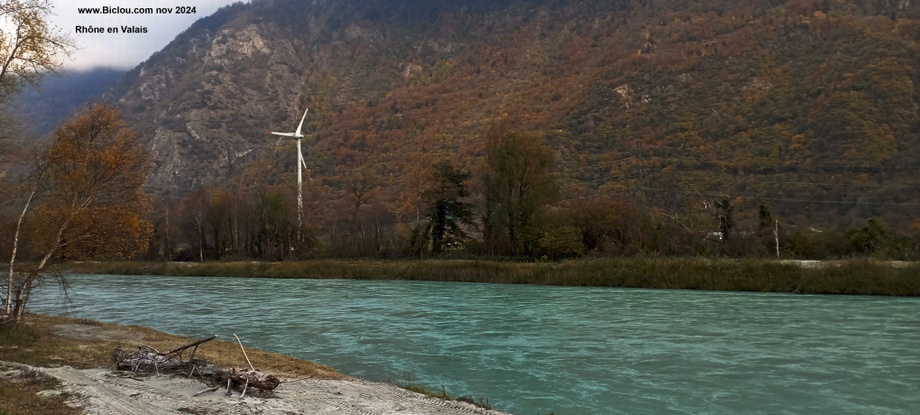 Eolienne en Vallée du Rhône ; Vernayaz ; (Valais) celle ci tourne presque tout le temps ..