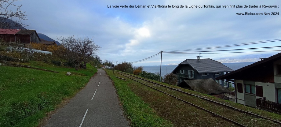Vélo route (Viarhôna) st Gingolph France ; longeant la voie du Tonkin qui n'en finit plus d'âtre remise en Branle ..