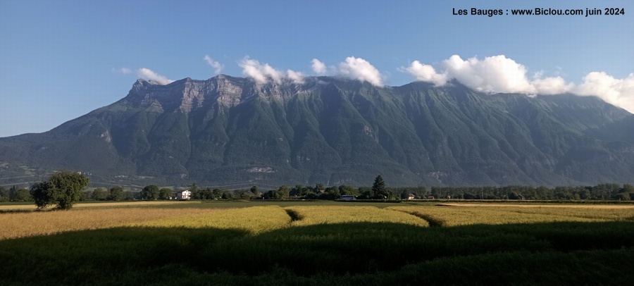 Les Bauges vues de la combe de Savoie , sur la Vélo-route dite V-62