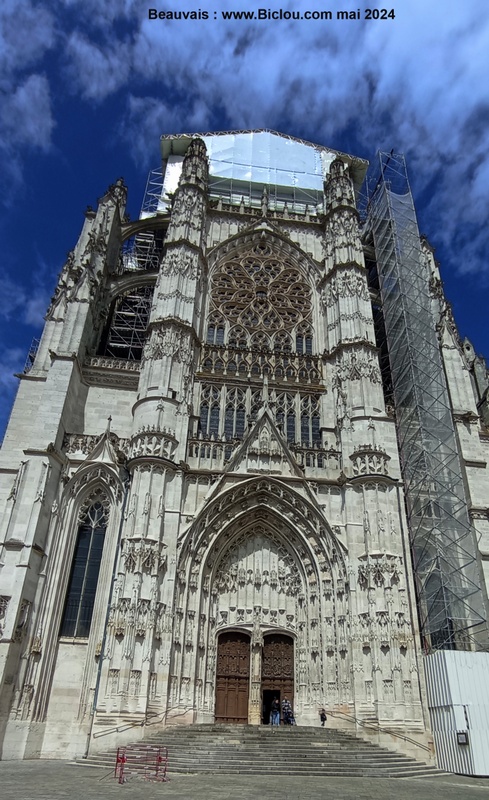 Nous sommes allés bruler un cierge en cathédrale de Beauvais