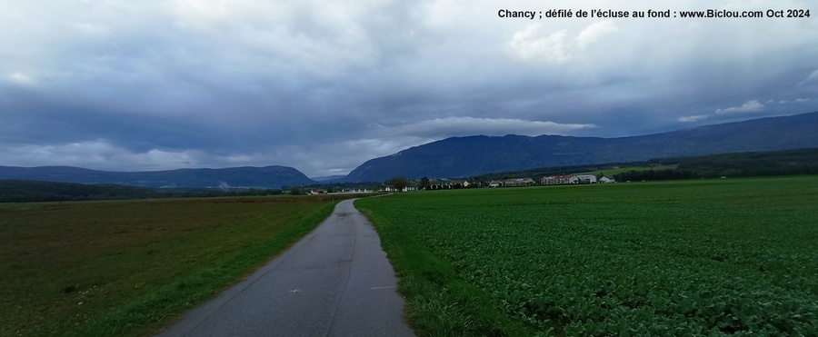 Chancy , défilé de l'écluse dans le fond entre Vuache et Jura