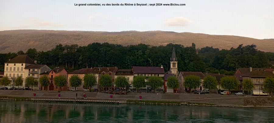 Le Grand colombier au lever du saoleil, au dessus de Seyssel et du Rhône