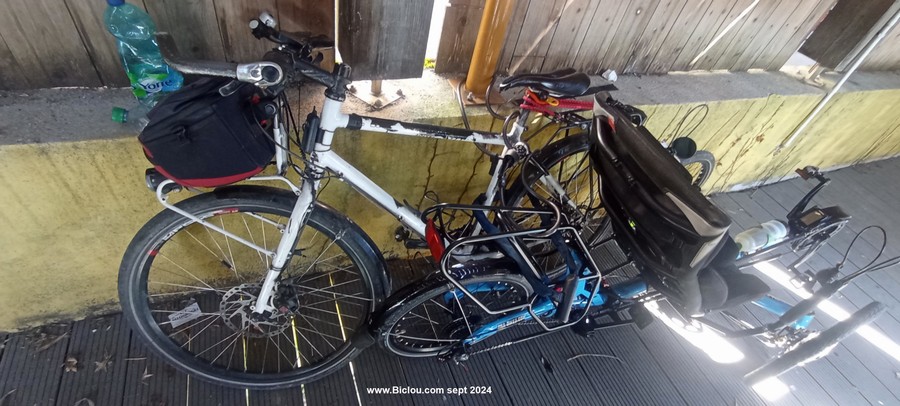 Même et surtout au garage , bien attacher ses chères (très chères) bicyclettes ; car la porte du garage s'ouvre par un simple coup de pied