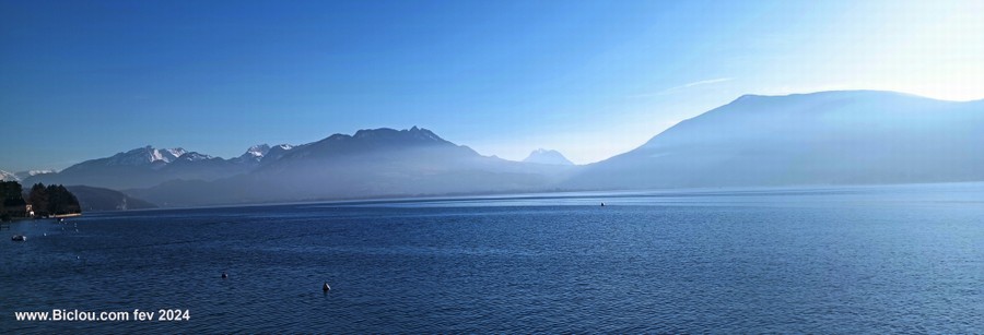 Le lac d'Annecy dans la brume et la froidure toute relative pour un mois de février (2024) ; les Bauges droit devant