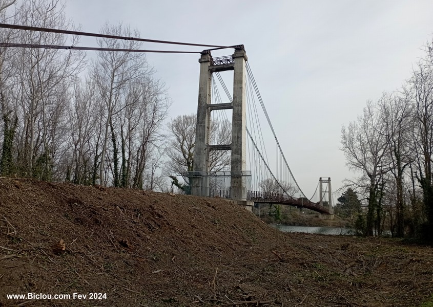 Sorgues , vieux pont ; en rénovation ?