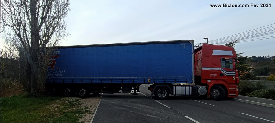 Encore une victime du Gps ; demi - tour droite ..