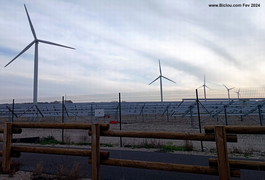 Champ d'Eoliennee et Panneaux solaires à Beaucaire
