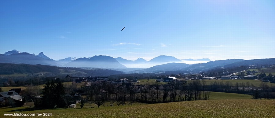 panorama sur le massif savoyard des bauges en février 2024, depuis .. les Bornes en haute-savoie