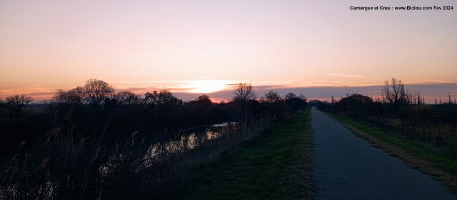 Lever de soleil sur la Crau