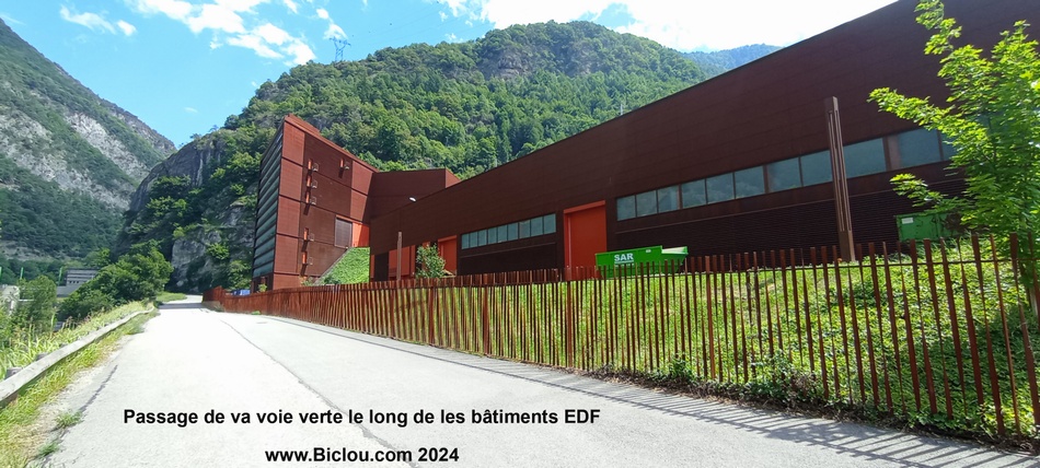 Passage de la voie verte, devant les bâtiments de la centrale EDF de Aigueblanche