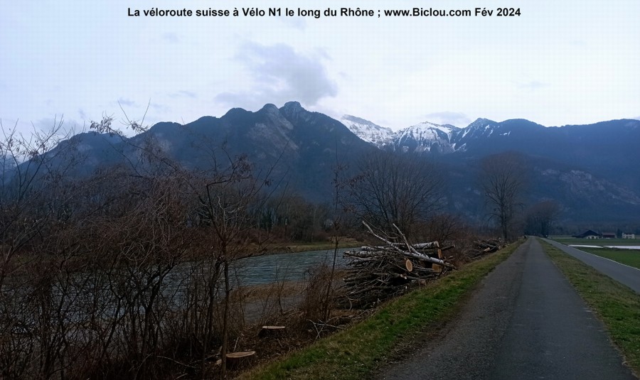 Sur la véloroute , Suisse à Vélo Numéro 1 : et vue sur les Diablerets