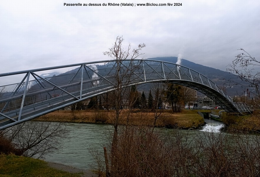 Passerelle au dessus du Rhône en Valais