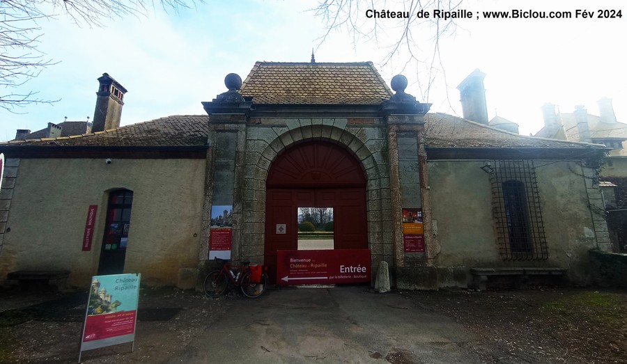 Renato devant le Château de Ripaille en février 2024