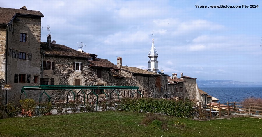 Yvoire, le clocher qui a la bulbe