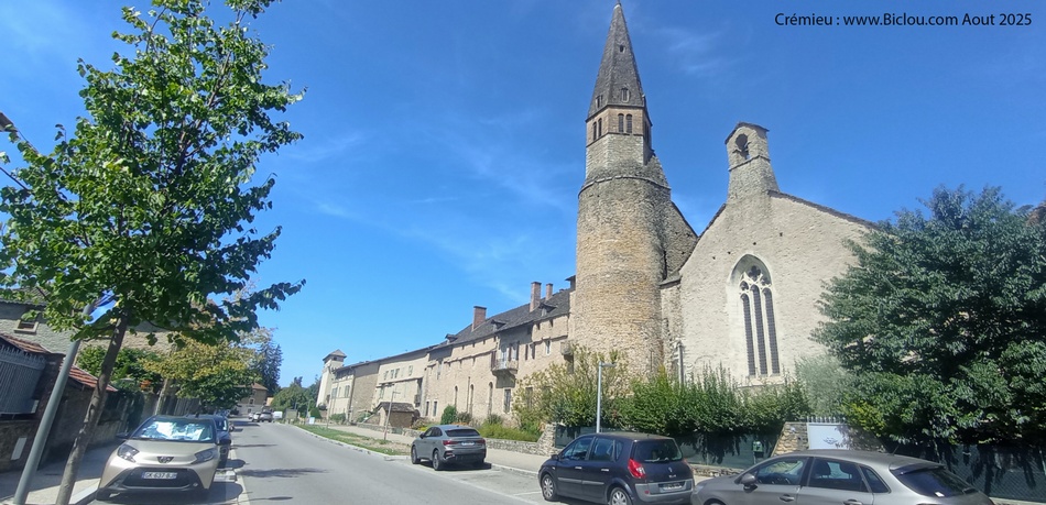 Passage à Crémieu (Isère), en coup de vent ..