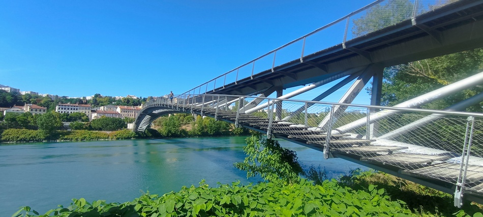 Lyon, passerelle de la paix où des jeunes sautent dans le Rhône au mépris du danger