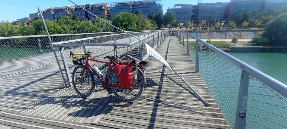 Passerelle de la paix à Lyon : Danger, manque une latte (Aout 2025) ..