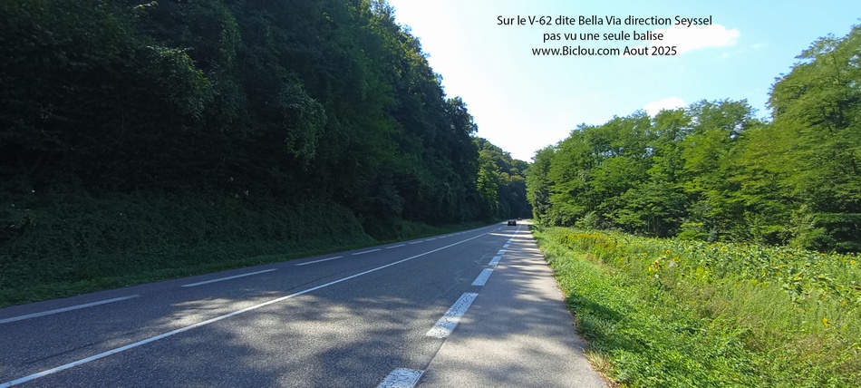Direction Seyssel le long de la D-992, le long des Usses :  vélo-route dite V-62, pas vu une trace de balise, bandes cyclables peu avant Seyssel