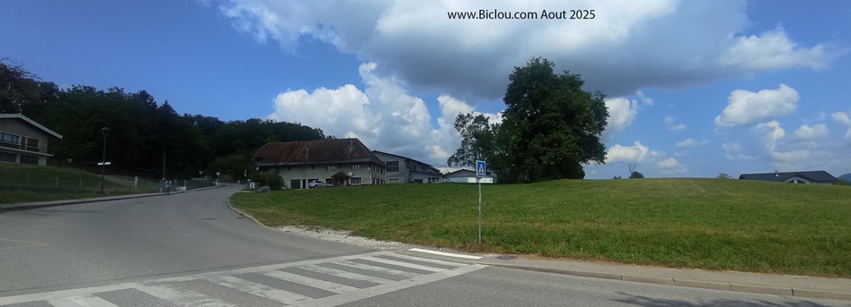 On retrouve le balisage vélo-route Annecy Groisy