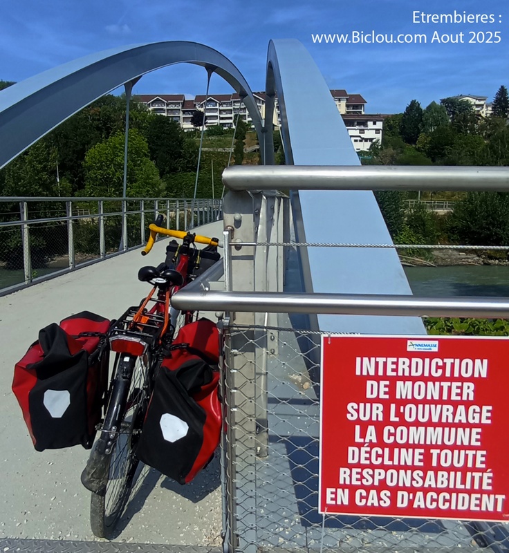 Renato dubitatif, devant les injonctions écrites au niveau de la Passerelle d'Etrembières