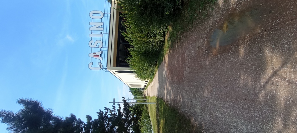 Passage à Bicyclette Devant le Casino d'Annemasse