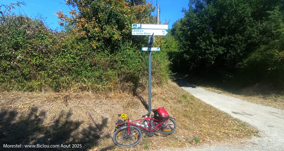 Morestel : Bifurcation des vélo-routes ; ViaRhôna et ou Crémieu à gauche