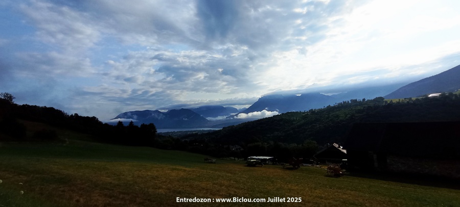 Vue, de la Gouille depuis Entredozon (En montant au col de Leschaux haute Savoie 2025)