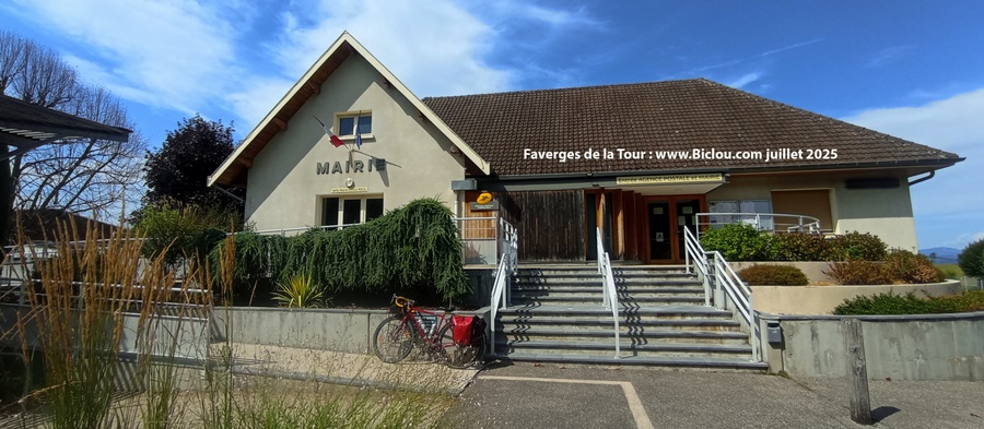 Renato devant la Mairie de Faverges de la Tour (2025)