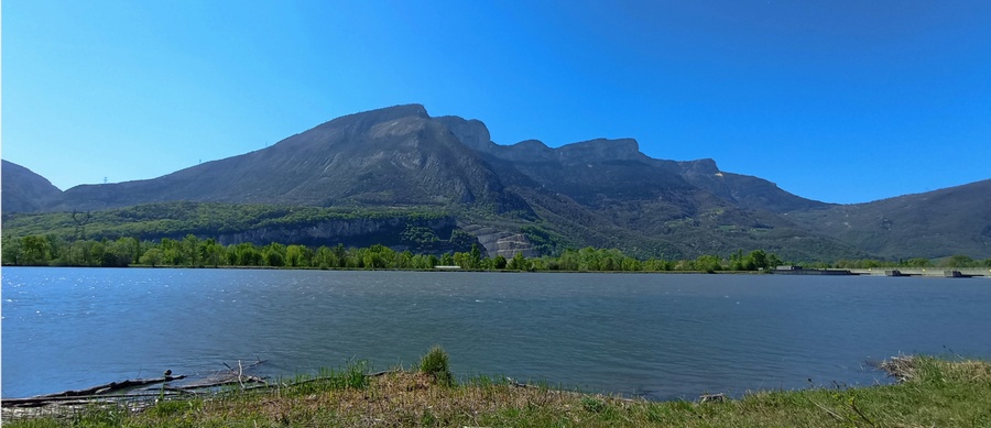 Le Vercors , entrevu depuis les bords de l'Isère, peu après Grénoble