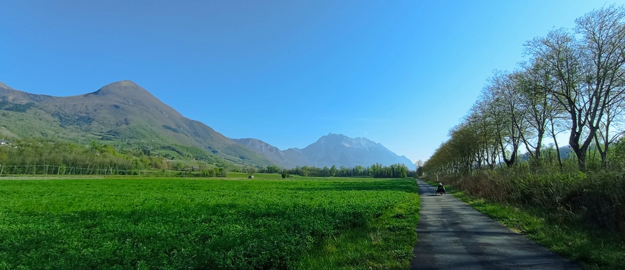 De retour en Combe de Savoie en vue des Bauges et des cols de Marocaz et Frêne