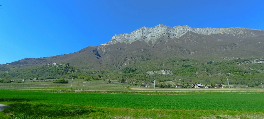 Château de Miolans sous L'Arclusaz (massif des Bauges en Savoie vue de la Combe et Vélo-route dite V-62)
