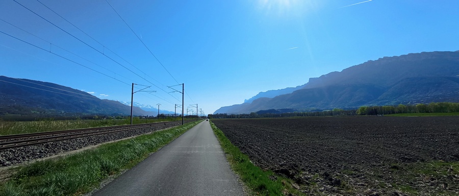 En route pour Grénoble par la nouvelle vélo-route dite V-63 du côté de Pontcharra : sempre dritto