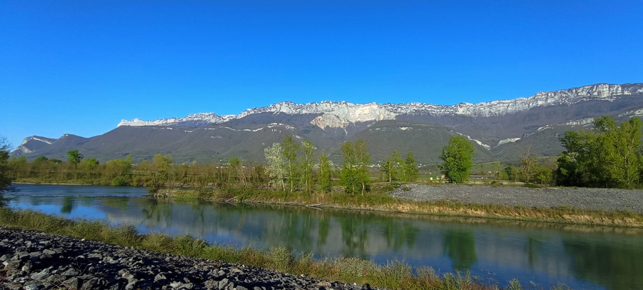 L'Isère au pied du Massif de la Chartreuse ; vue depuis la vélo-route dite V-63 (avril 2025)