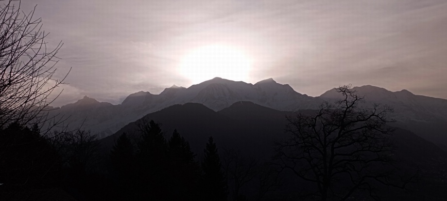 le soleil peine à passer au dessus du Mont-Blanc