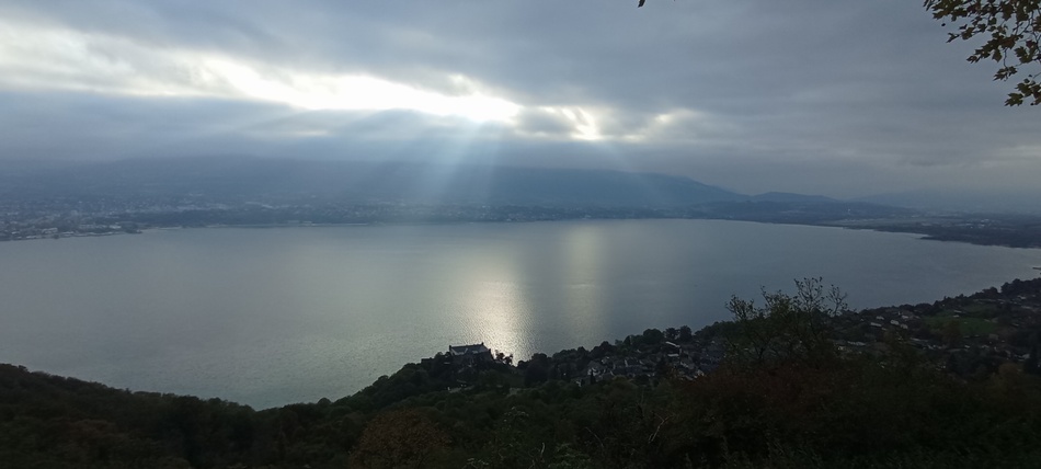 Le lac du Bourget (Aix les Bains) vu depuis la route du col du Chat (Octobre 2025)