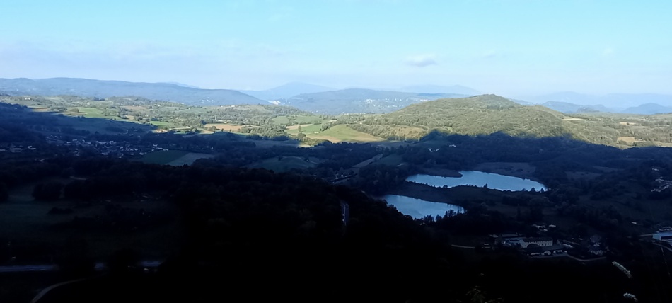 En descendant de la montagne à cheval (à pédales) : Vue sur l'avant pays savoyard : Yenne