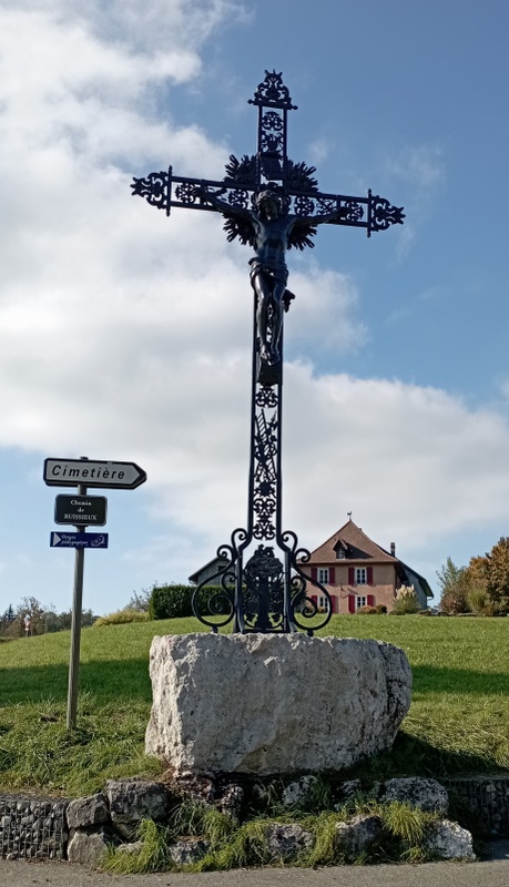 Belle croix en fer à la sortie de Novalaise