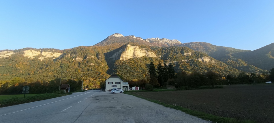 Le massif de la  Chartreuse en sortant des gorges de Crossey, saint Joseph de riviére à gauche, Voreppe à droite