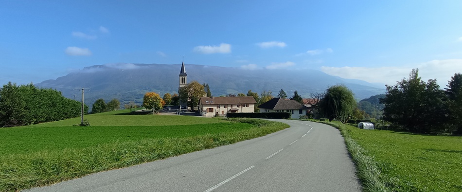 Draize en avant plan de la montagne de l'épine (Savoie) octobre 2025