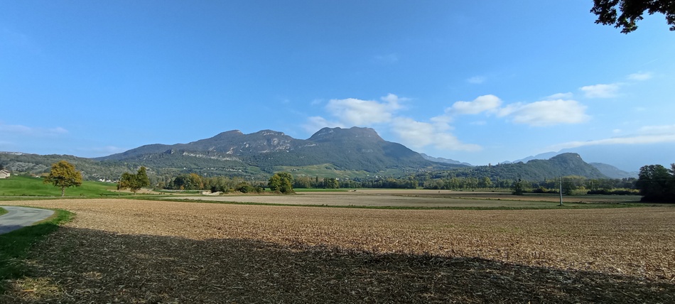 La Montagne de la Charvaz : le lac du Bourget est situé derrière