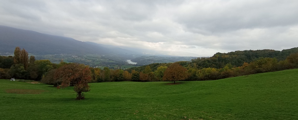 Vu sur la vallée du Rhône en avant pays savoyard : en amont de Seyssel : Lac de Génissiat ?