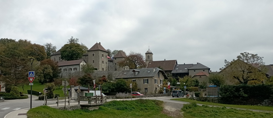 Clermont en Genevois et son château en octobre 2025